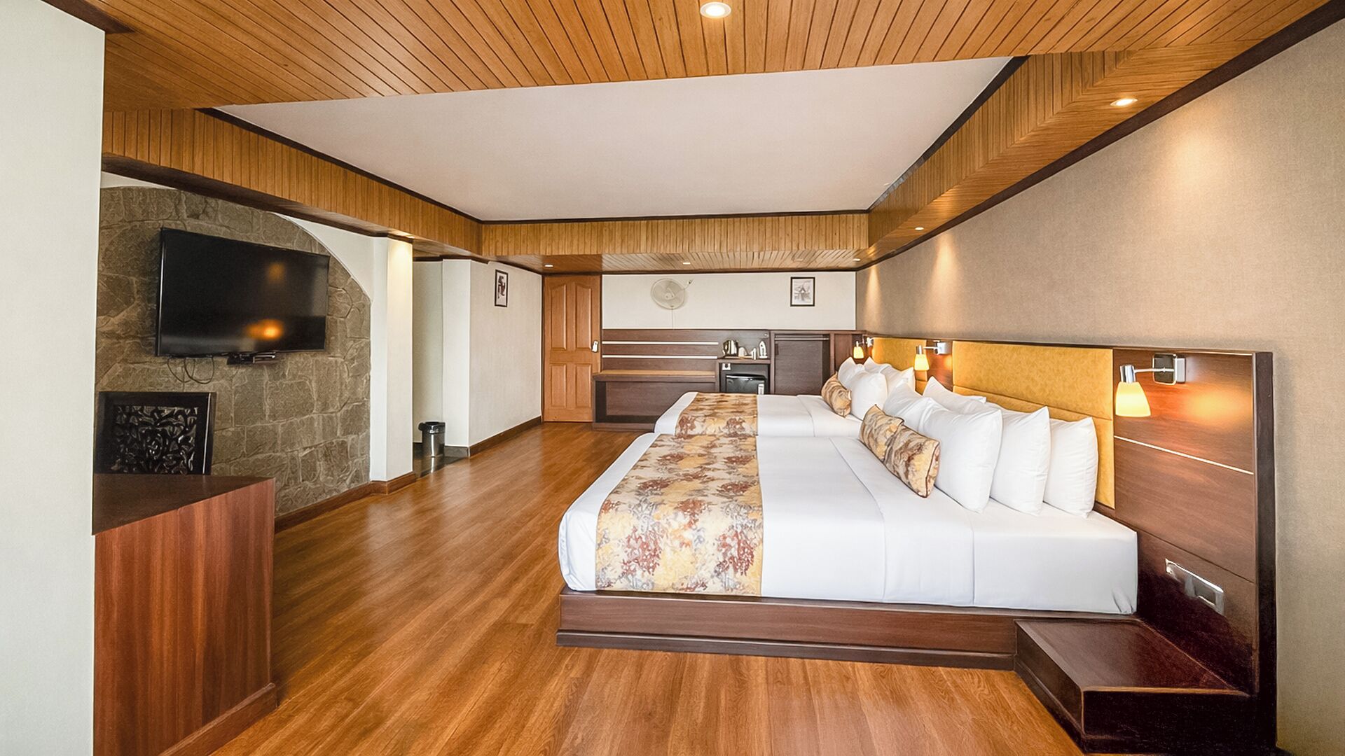 プレミアム 4 人部屋 | 高級寝具、デスク、ノートパソコン用作業スペース、遮光カーテン