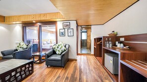 Yashshree Suite | 高級寝具、デスク、ノートパソコン用作業スペース、遮光カーテン