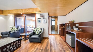 Yashshree Suite | 高档床上用品、办公桌、笔记本电脑工作区、遮光窗帘