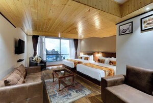 高档床上用品、办公桌、笔记本电脑工作区、遮光窗帘