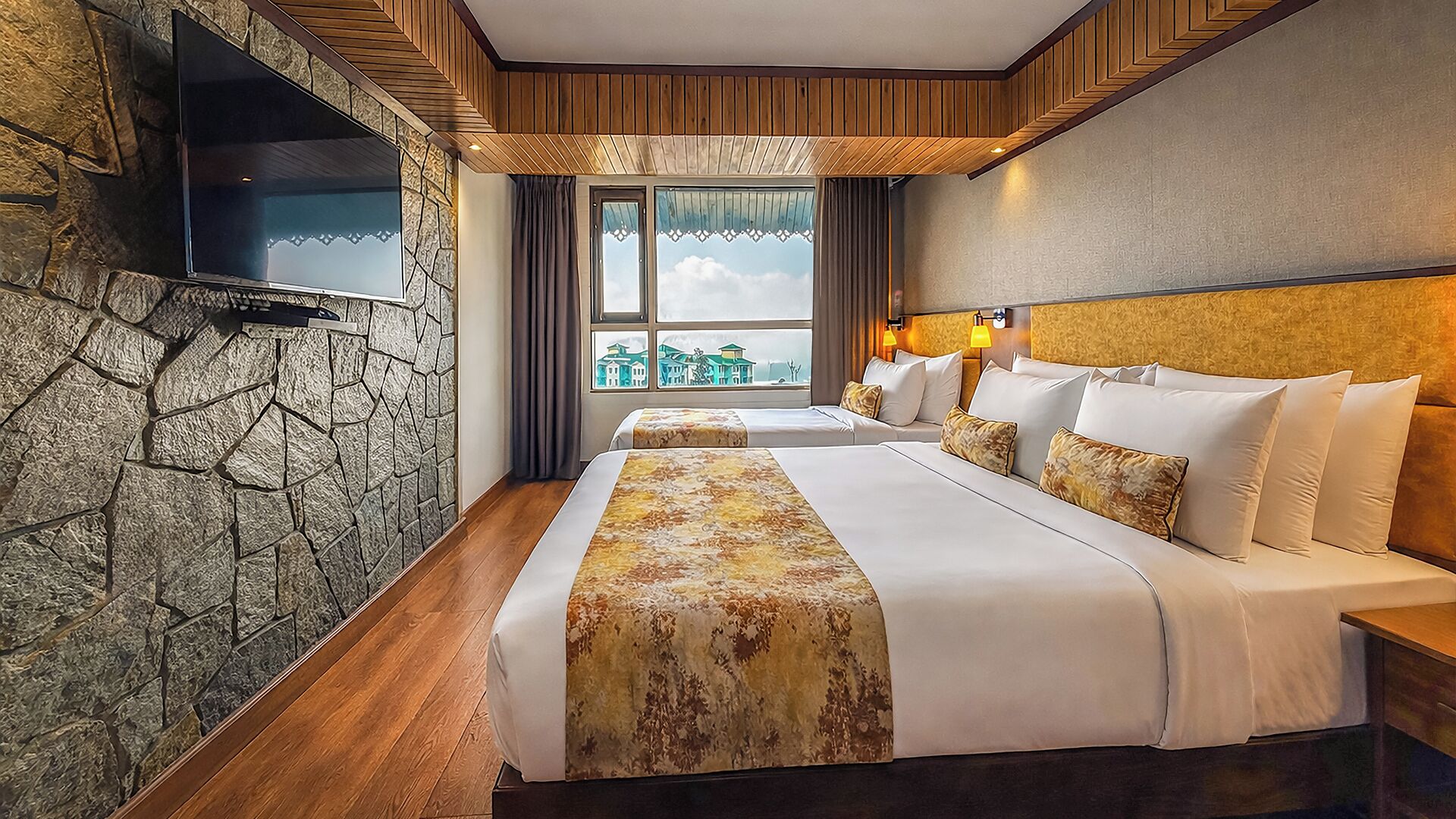 Premium Triple | 高級寝具、デスク、ノートパソコン用作業スペース、遮光カーテン