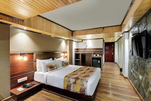 Deluxe Double Room | Premium bedding, desk, laptop workspace, blackout curtains - Yashshree Mall Road Darjeeling (Darjeeling)