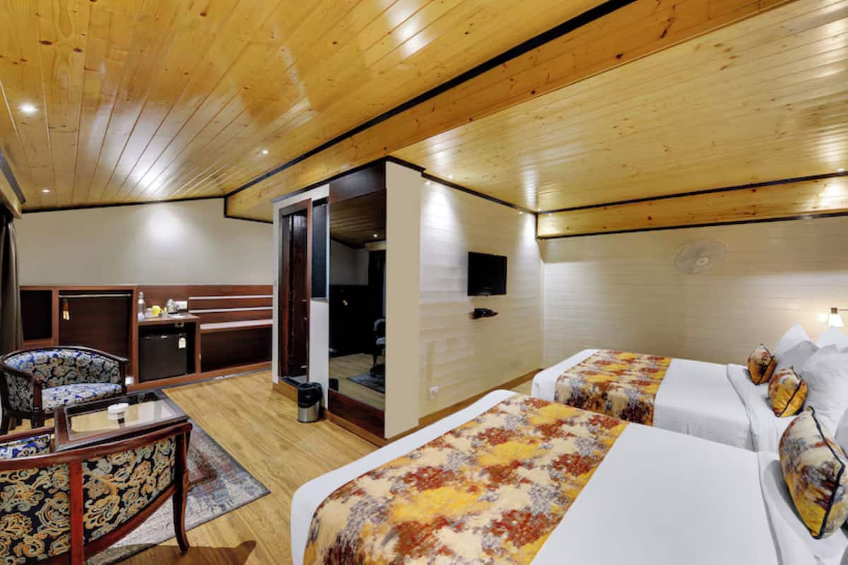 Deluxe Quadruple Room | Peralatan tempat tidur premium, meja, ruang kerja komputer riba