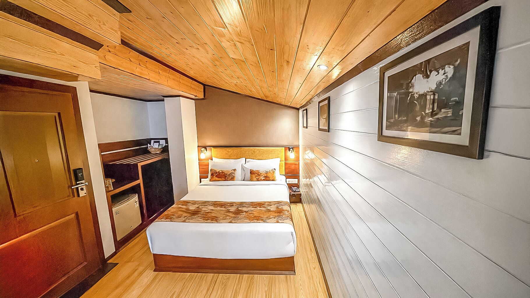 スタンダード ダブルルーム | 高級寝具、デスク、ノートパソコン用作業スペース、遮光カーテン