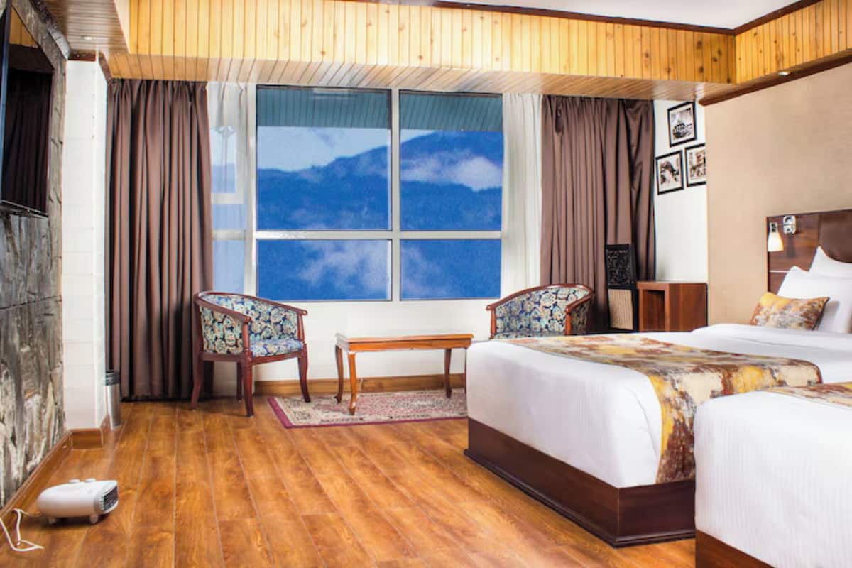 Premium Quadruple Room | Peralatan tempat tidur premium, meja, ruang kerja komputer riba