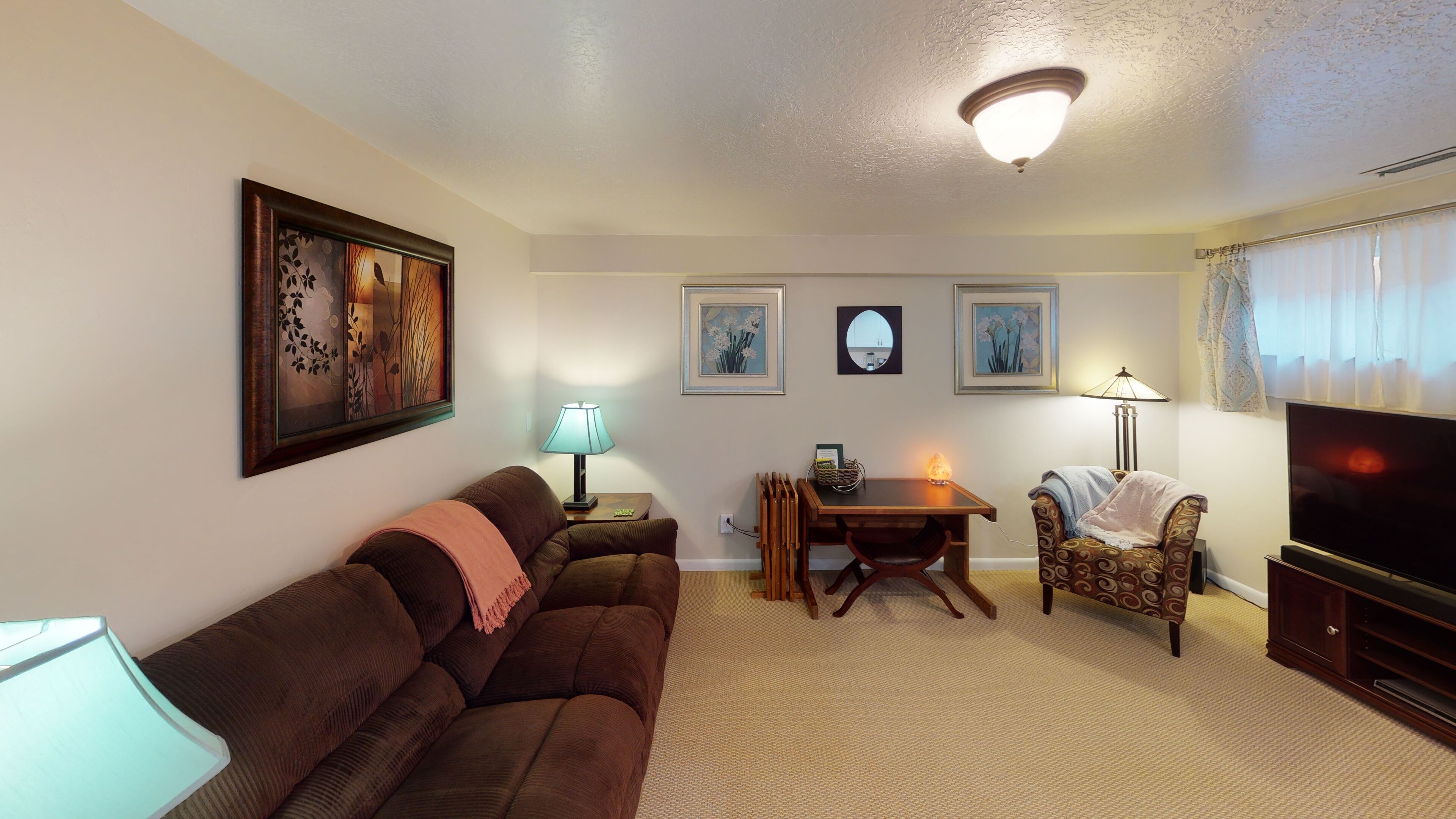 Bright, clean basement - Close to skiing - Green and healthy