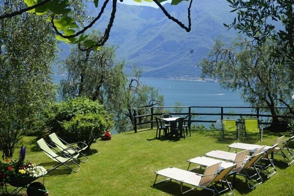 Outdoor dining - Apartments Casa Tamas, Limone (Limone - Tremosine)