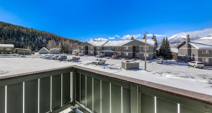 Mountain view condo w/ a shared pool, hot tub, Ping-Pong, & pool table