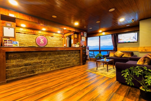 Sumitel Hotel 500 meters from Mall Road