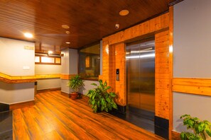 Lobby - Sumitel Hotel 500 meters from Mall Road (Darjeeling)