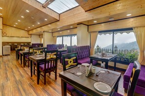 Restaurant - Sumitel Hotel 500 meters from Mall Road (Darjeeling)
