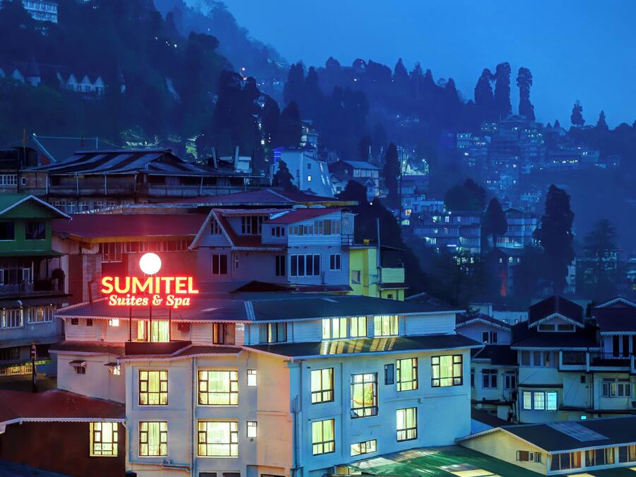 Un hotel llamado SUMITEL Suites & Spa, con varios pisos y un cartel llamativo.