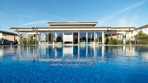 Una piscina con un edificio al fondo.