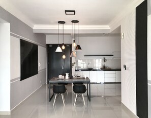 Apartemen, 2 kamar tidur | Dapur kecil pribadi | Lemari es, microwave, kompor, dan ketel listrik