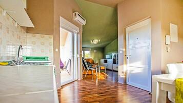 Fridge, oven, stovetop, dining tables