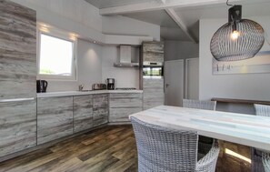 Een koelkast, een kookplaat, een vaatwasser