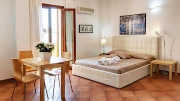 Travel cot, free WiFi