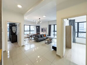 Comfort Apartment, 3 Bedrooms, Non Smoking, City View | Ruang tamu | TV skrin rata 