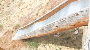 Una estructura de madera con techo inclinado, posiblemente parte de un edificio o refugio.
