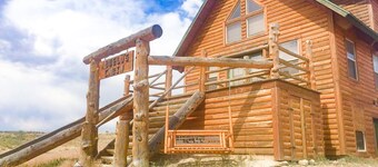 Sleeps 10 Discover serenity in our 3-bedroom cabin near Duchesne