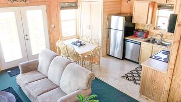 智能電視、壁爐、DVD 播放機、書籍