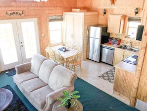 TV connectée, cheminée, lecteur de DVD, livres