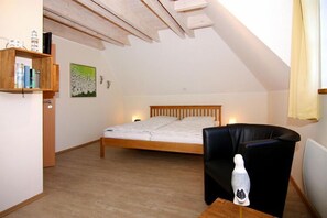 3 bedrooms, travel cot, free WiFi, bed sheets