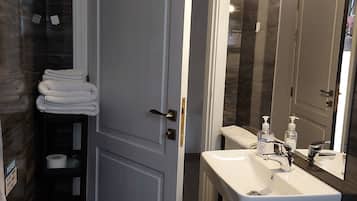 Suihku, hiustenkuivaaja, pyyhkeet, saippua