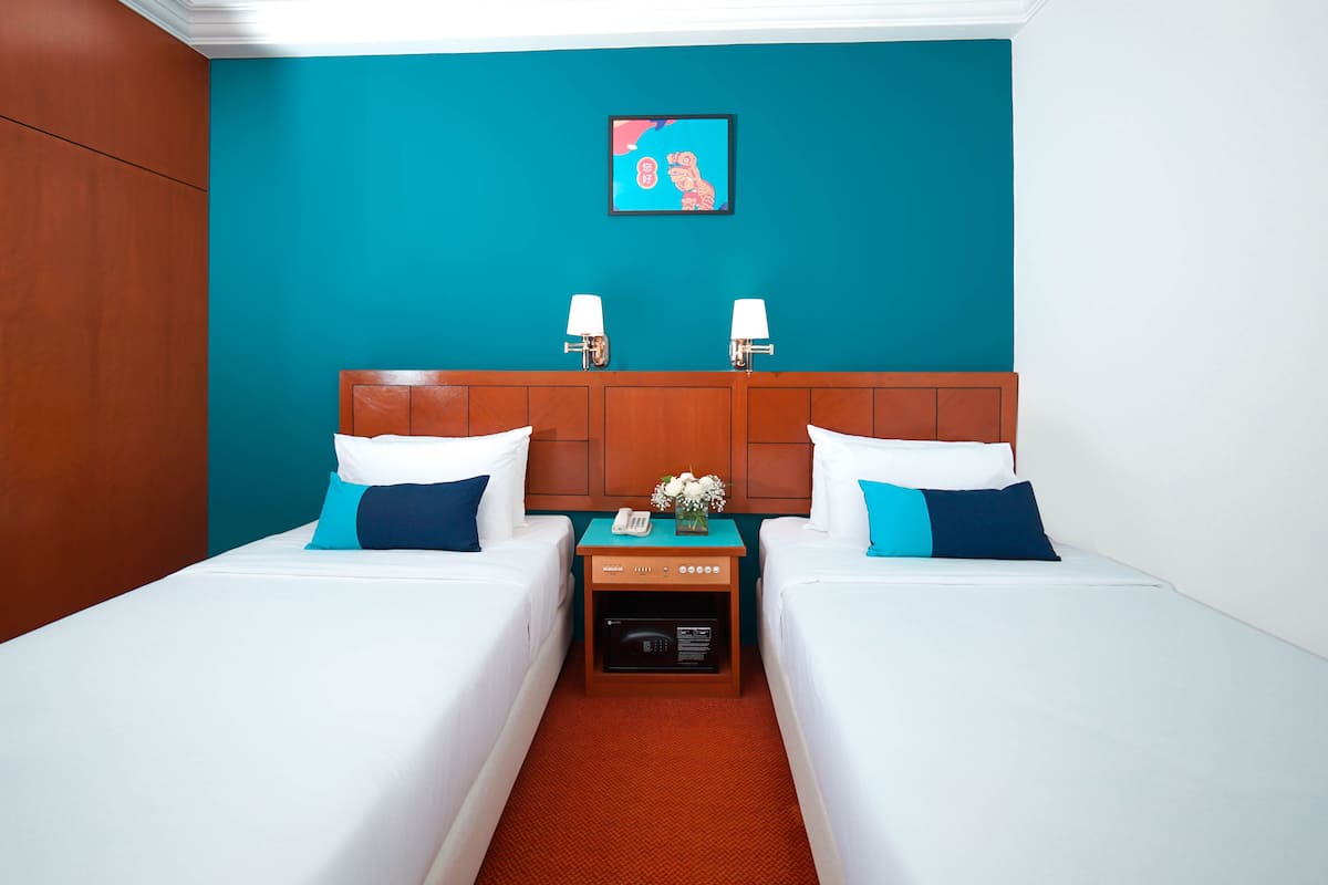 Deluxe Twin Room | Minibar, in-room safe, desk, laptop workspace