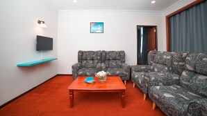 Family Room | Living area | 32-inch LED TV with digital channels, TV - JO Hotel Johor Bahru (Johor Bahru)