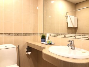 华丽双床房 | 浴室 | 淋浴设施、免费洗浴用品、吹风机、拖鞋