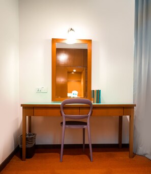 华丽双床房 | 迷你吧、客房内保险箱、办公桌、笔记本电脑工作区