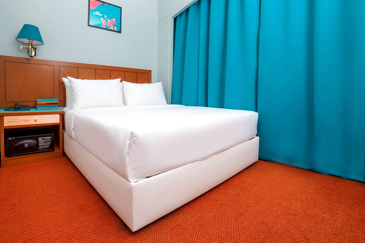 Deluxe Queen Room | Minibar, in-room safe, desk, laptop workspace