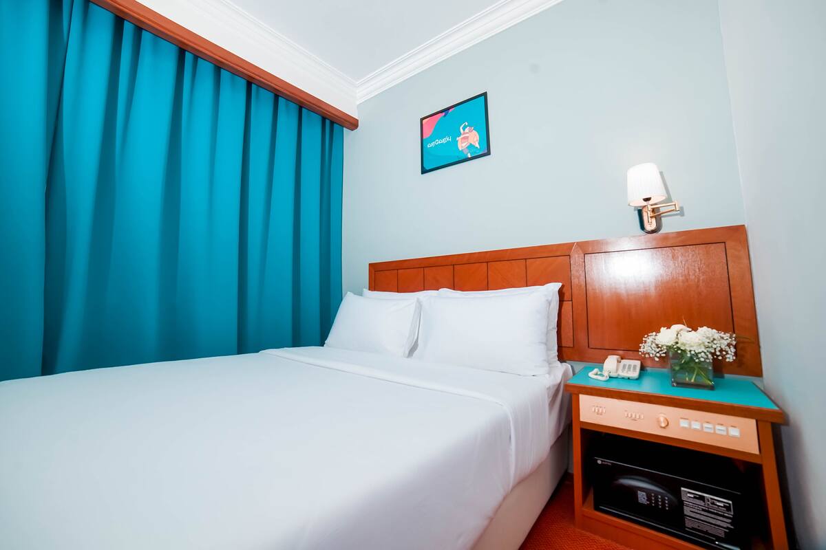 Superior Queen Room | Minibar, in-room safe, desk, laptop workspace