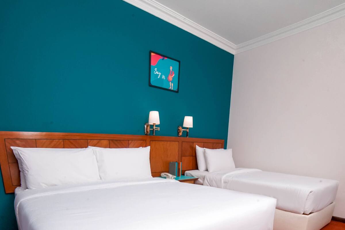 Deluxe Triple Room | Minibar, in-room safe, desk, laptop workspace