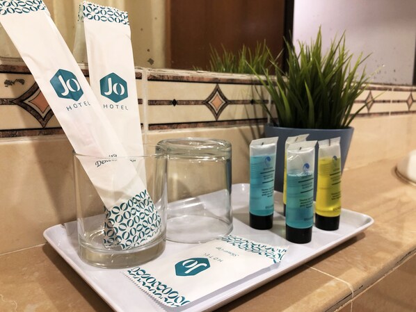 Ducha, artículos de higiene personal gratuitos y secador de pelo