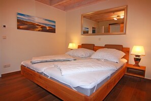 3 bedrooms, travel crib, free WiFi, bed sheets