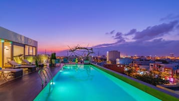 Kolam renang terbuka, dibuka dari pukul 6:30 hingga 20:30, payung kolam