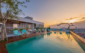 Piscina externa, funciona das 6h30 às 20h30, guarda-sóis