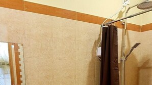 Ein Badezimmer mit Toilette, Waschbecken und Dusche.