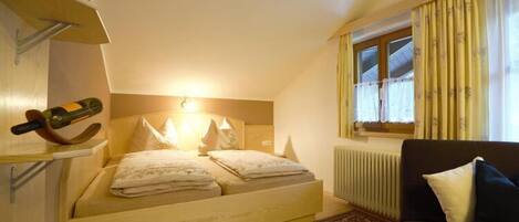 Travel crib, free WiFi