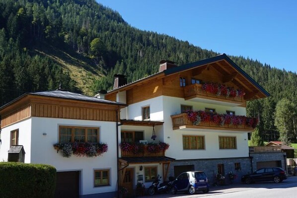 Exterior - Apartment in Flachau with Mountain Views (Flachau)