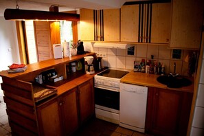 Kühlschrank, Ofen, Geschirrspüler, Wasserkocher mit Kaffee-/Teezubehör