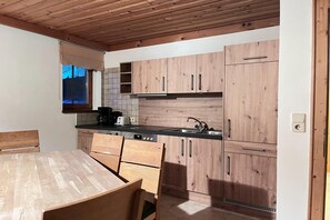 Kjøleskap, ovn, kokeplater og oppvaskmaskin