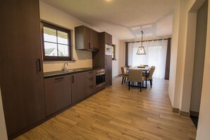 Réfrigérateur, four à micro-ondes, un four, surface de cuisson