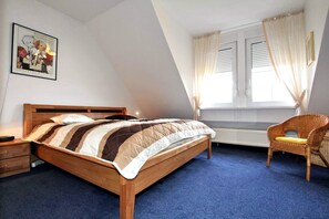 2 bedrooms, travel crib, free WiFi