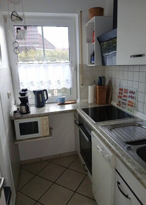Een koelkast, een microgolfoven, een oven, een kookplaat