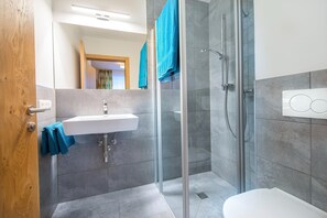 Douche, séchoir à cheveux, serviettes fournies