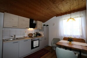 Fridge, oven, stovetop, dishwasher