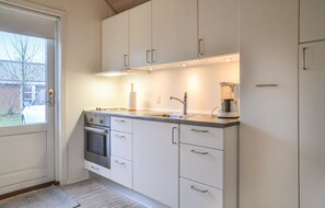 Kühlschrank, Herdplatte, Wasserkocher mit Kaffee-/Teezubehör